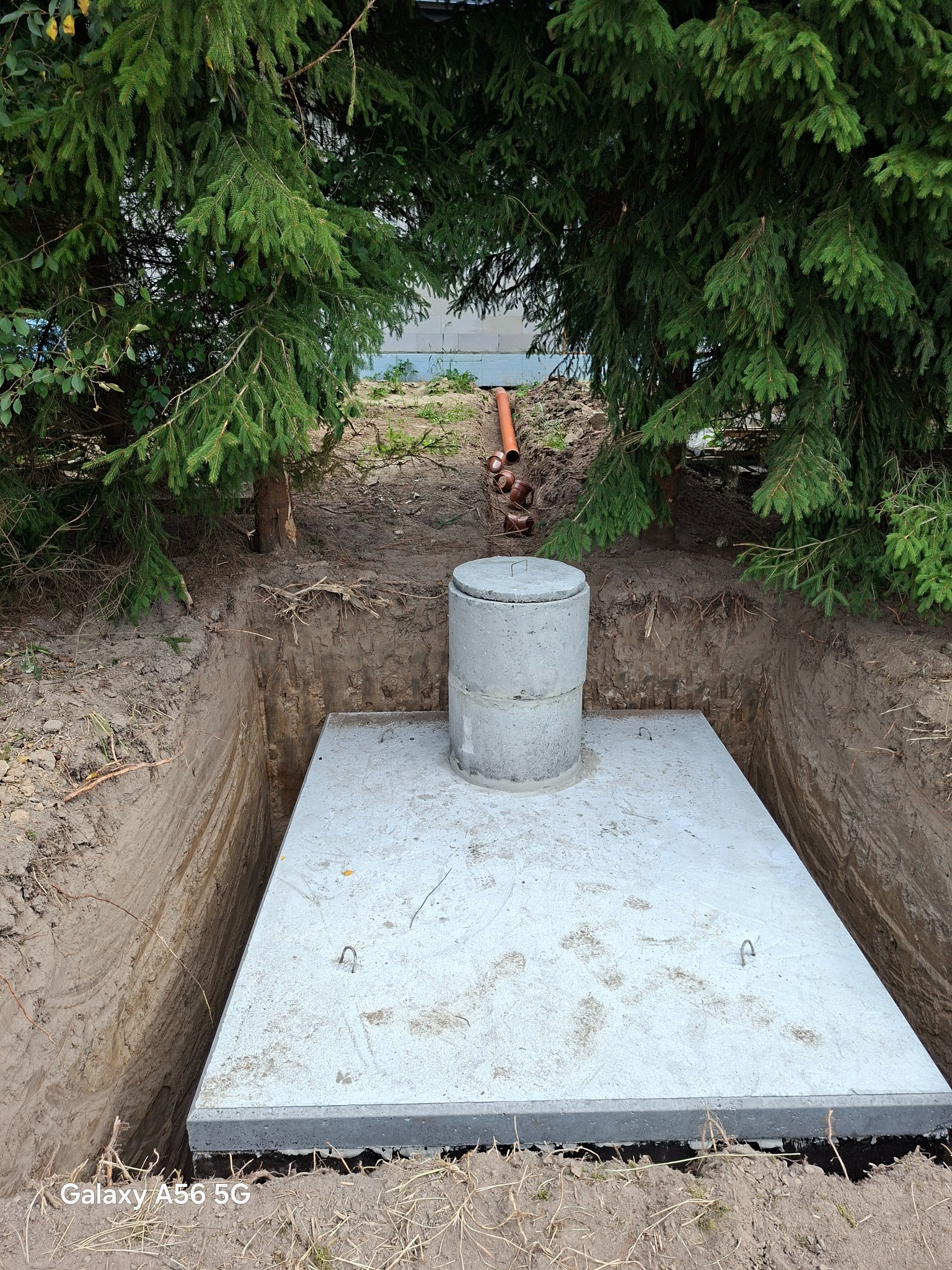 Wykop pod zbiornik z podłączeniem