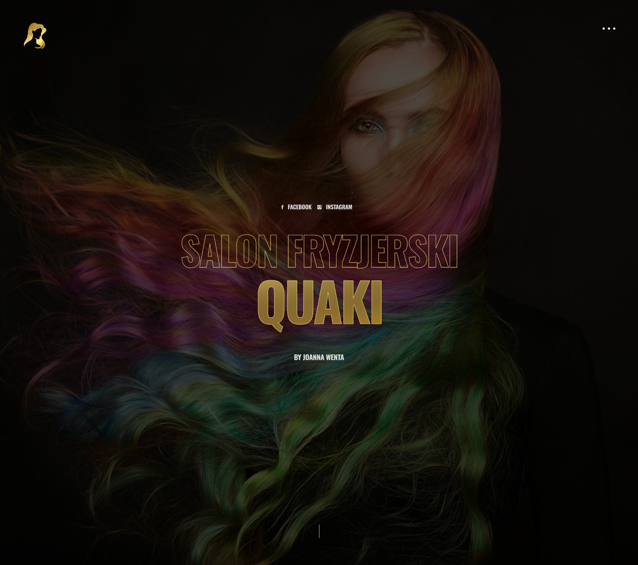 Portret kobiety z tęczowymi włosami, zasłaniającymi częściowo twarz. Widoczne logo salonu fryzjerskiego 'Quaki' w złotym kolorze na ciemnym tle.