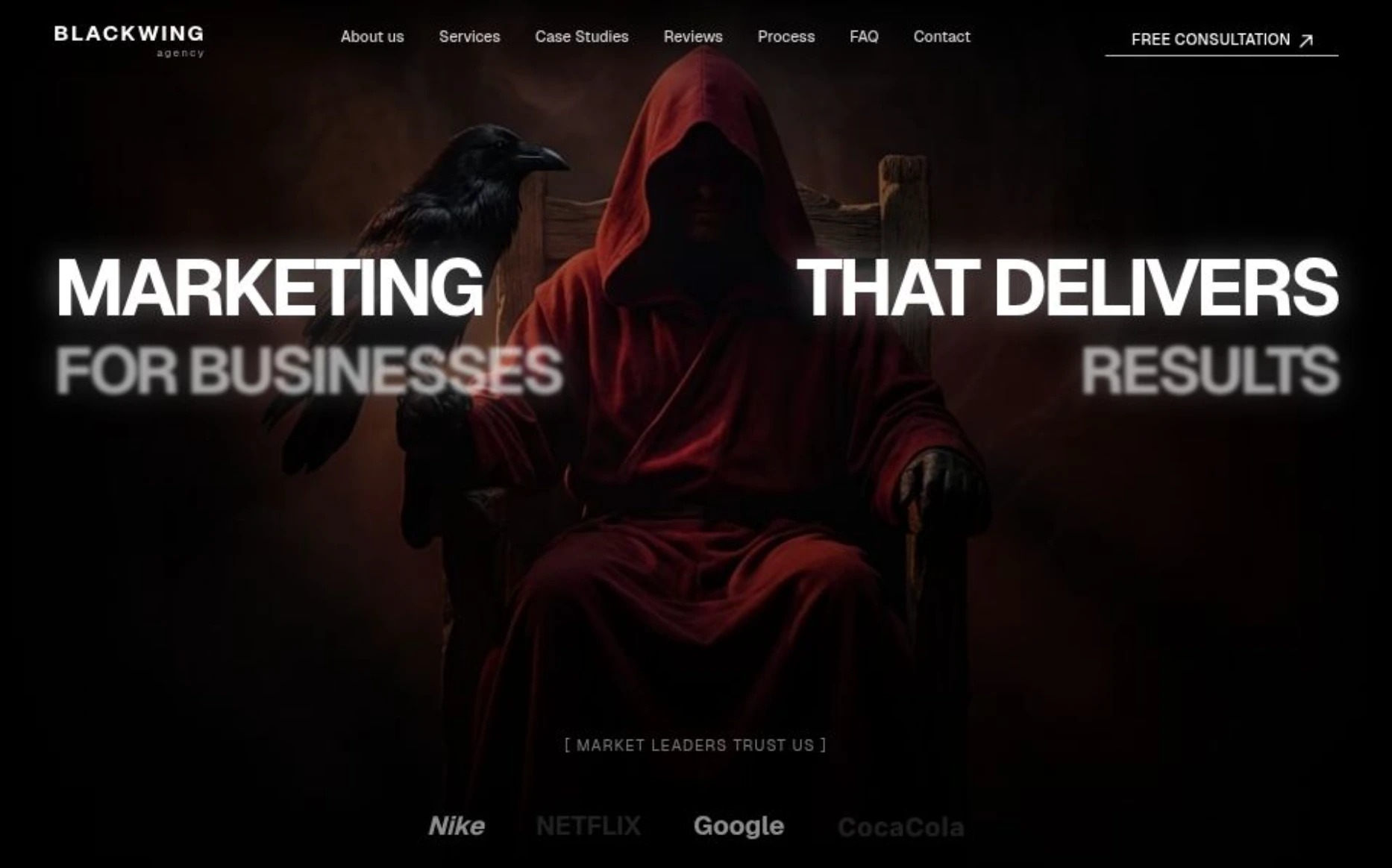 Mroczna strona internetowa agencji marketingowej Blackwing z krukiem i postacią w czerwonym płaszczu, obiecująca dostarczanie wyników dla biznesu. Logo Nike, Netflix, Google, CocaCola.