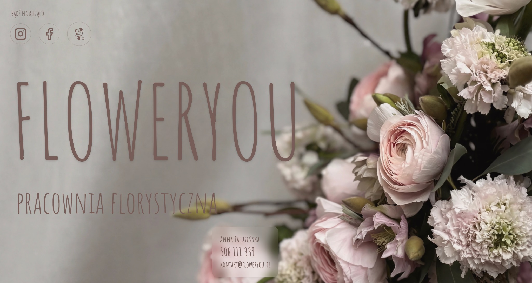 Delikatny bukiet w pastelowych odcieniach różu i bieli, z logo 'FLOWERYOU' i danymi kontaktowymi pracowni florystycznej. Subtelna kompozycja kwiatowa.
