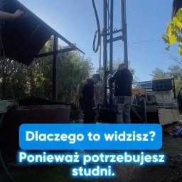 Edgar Kuptsou - Wiertnica w akcji podczas wiercenia studni głębinowej. Dwóch pracowników obsługuje maszynę. Widoczne rury i sprzęt. Błękitne niebo w tle.