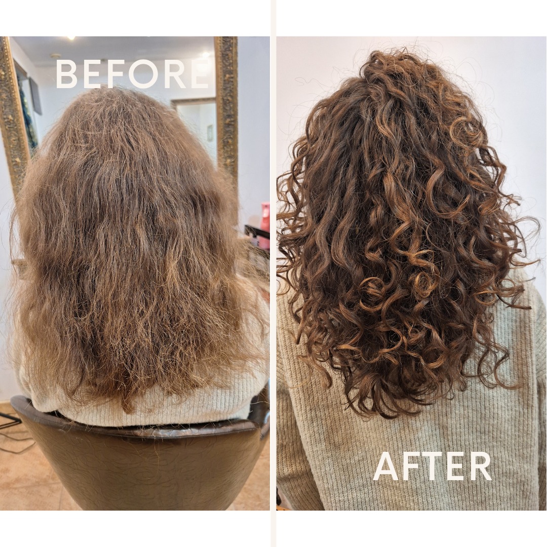Metamorfoza kręconych włosów: zdjęcie 'przed' z włosami matowymi i 'po' z wyraźnie zdefiniowanymi lokami, wykonane w salonie fryzjerskim. Widok z tyłu.
