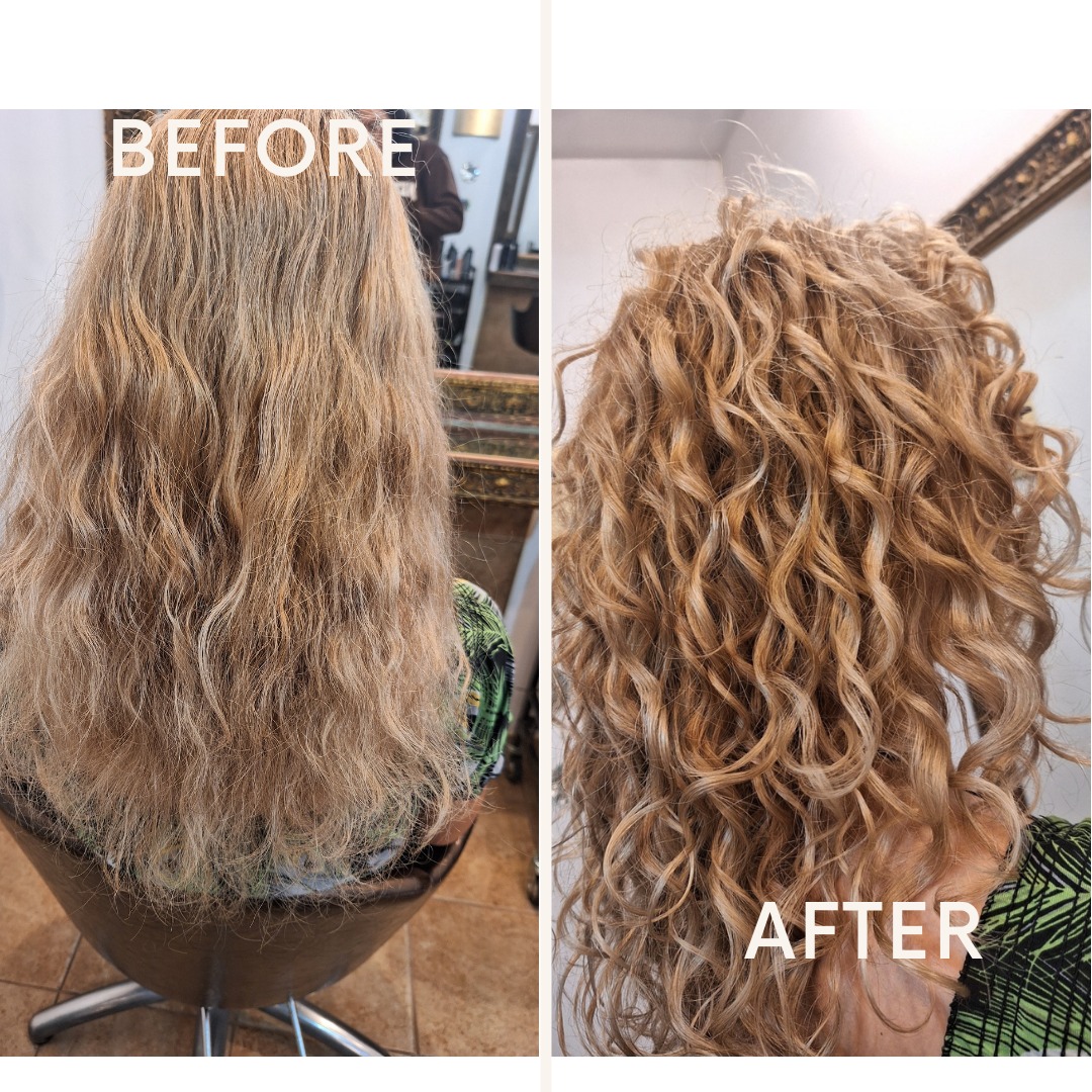Zdjęcie 'przed i po' metamorfozy włosów: proste, matowe włosy przed zabiegiem i sprężyste, blond loki po stylizacji. Widok z tyłu, w salonie.