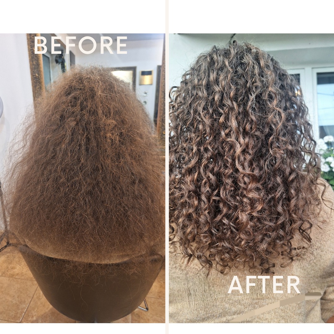 Metamorfoza kręconych włosów: zdjęcie 'przed' z włosami puszącymi się i 'po' z wyraźnie zdefiniowanymi lokami. Widok z tyłu, neutralne tło.