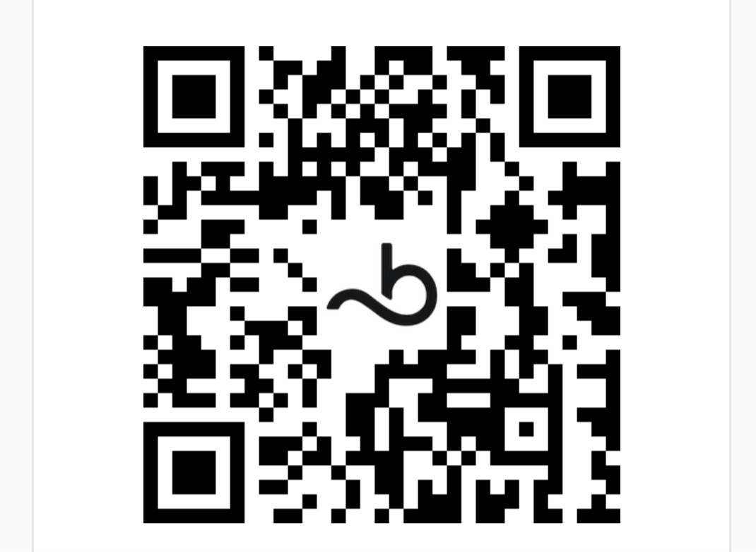 Czarno-biały kod QR z symbolem 'b' w centrum, otoczony kwadratami. Kod do zeskanowania, potencjalnie prowadzący do strony internetowej lub profilu firmy.