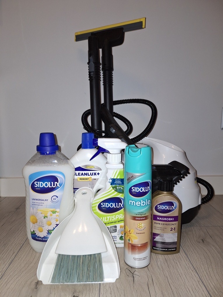 Zestaw środków czystości Sidolux i Cleanlux, w tym płyn do mebli, uniwersalny, do nagrobków, multispray, z myjką parową i zmiotką. Produkty do sprzątania.