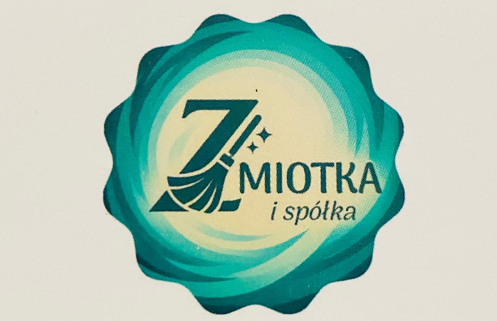 Logo firmy sprzątającej: litera Z z motywem miotły, napis 'MIOTKA i spółka' w turkusowo-żółtej rozecie na jasnym tle.