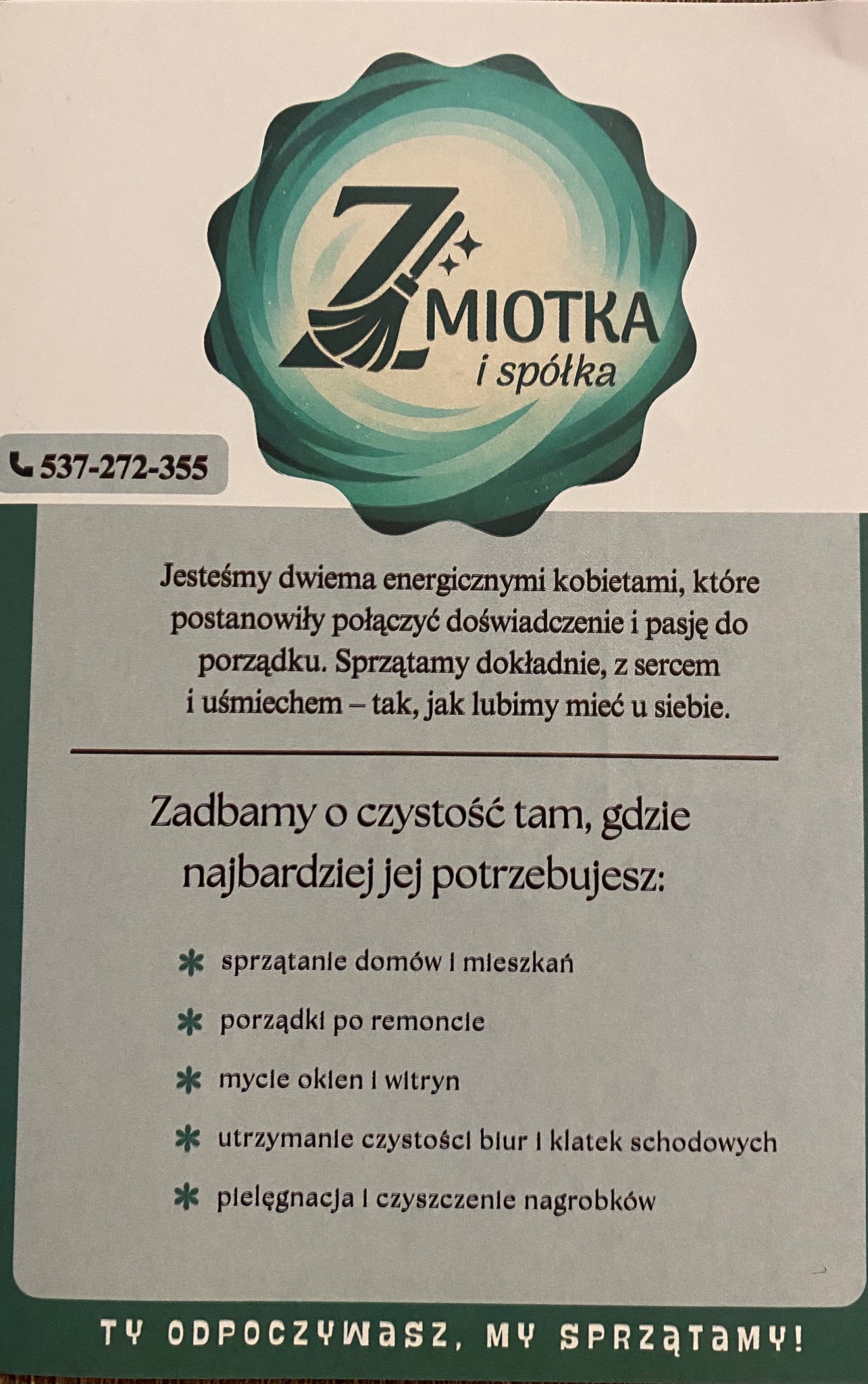 Ogłoszenie firmy sprzątającej 'Z Miotką i spółka' z numerem telefonu i ofertą: sprzątanie domów, po remontach, mycie okien, utrzymanie czystości biur i pielęgnacja nagrobków.