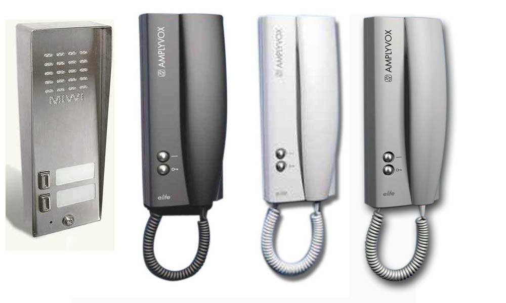 Zestaw domofonowy Amplivox Elite: zewnętrzny panel ze stali nierdzewnej z przyciskami i miejscem na nazwiska oraz trzy unifony w kolorach czarnym, białym i szarym z spiralnymi kablami.