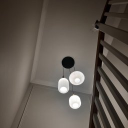 Lampa na klatce schodowej... trochę alpinistyki, bo aż 4 metry wysokości.