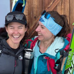 Ewelina zbijowska trener perdonslny - Dwie uśmiechnięte kobiety w sportowych strojach, z nartami i kijkami, prawdopodobnie po treningu biegowym w górach. Widoczne detale sprzętu i górskie tło.