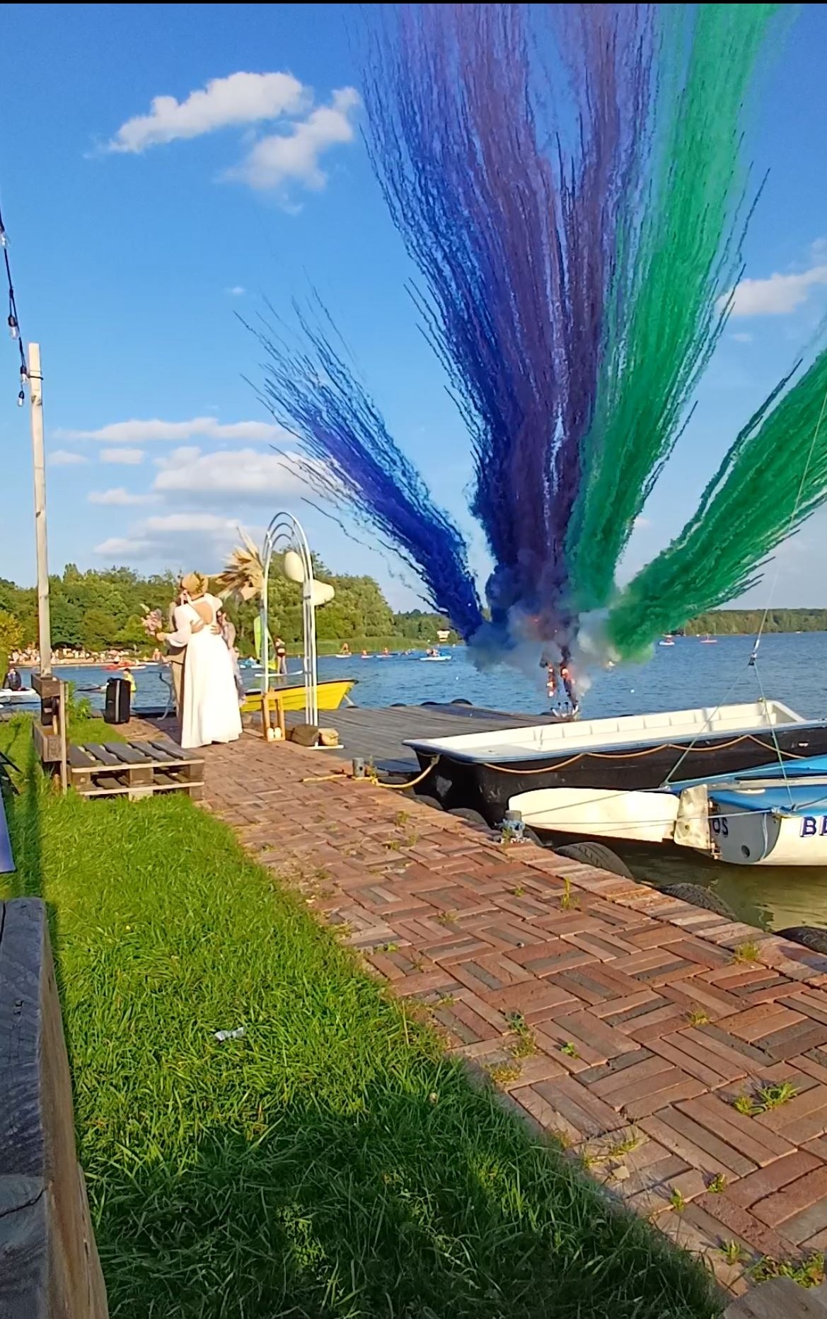 Wystrzał kolorowych min dymnych w plenerze