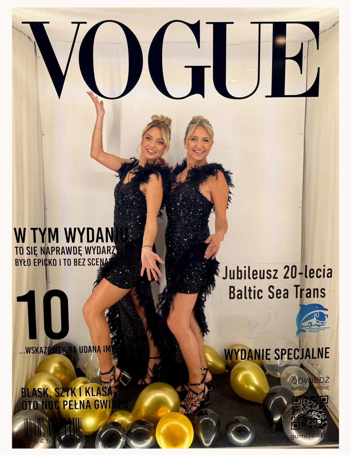 Dwie uśmiechnięte kobiety w błyszczących sukienkach pozują na tle plakatu stylizowanego na okładkę magazynu 'Vogue' z okazji 20-lecia Baltic Sea Trans, otoczone balonami.