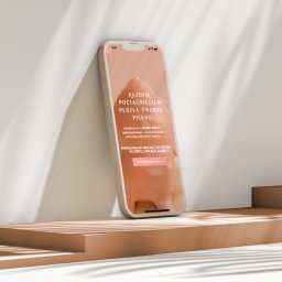 Webito - Mockup smartfona z wyświetloną stroną internetową w odcieniach beżu, prezentującą ofertę makijażu ślubnego z dojazdem. Minimalistyczne tło z cieniem i geometryczna podstawa.