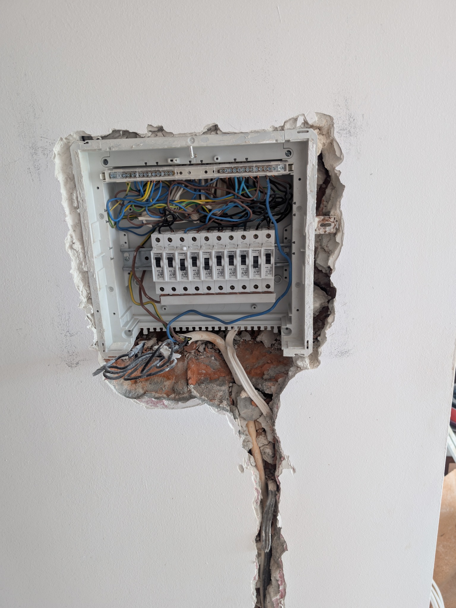 Wymiana rozdzielnicy oraz modernizacja instalacji do wymogów instalacji 3F pod zasilanie płyty indukcyjnej