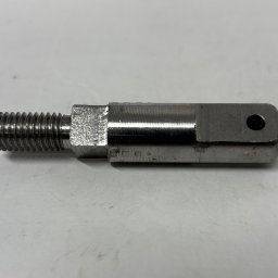 MAGMA Tech - Metalowy element z gwintem i otworem, obrobiony na tokarce CNC, leżący na białym tle. Widoczne ślady obróbki.