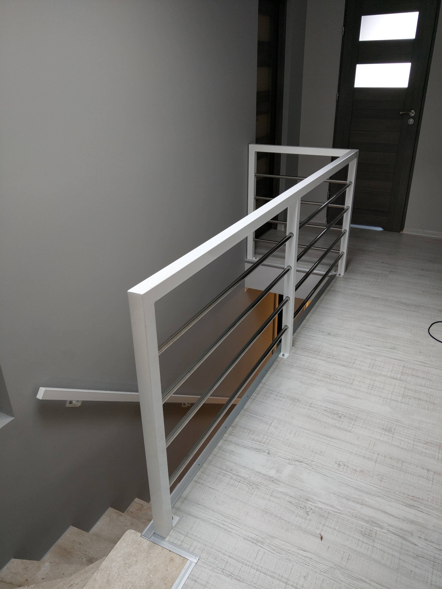 Balustrada z dwóch rodzajów stali.