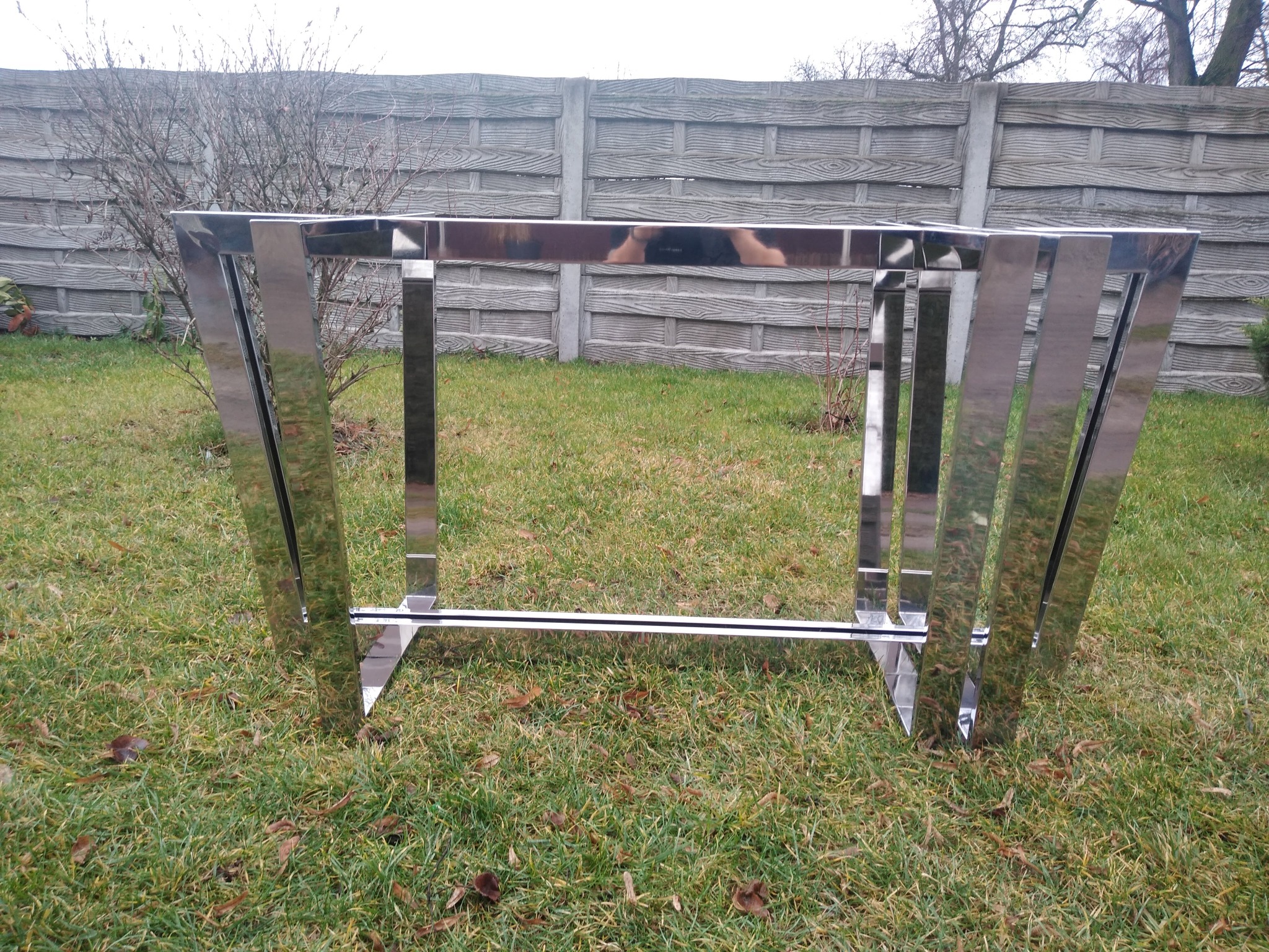 Noga do stołu że stali nierdzewnej polerowanej.