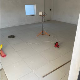 Układanie płytek 60x60 z fugą 1mm w pomieszczeniu na wynajem