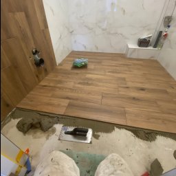 Łazienka płytki marmur z drewno, podobnymi plytkami