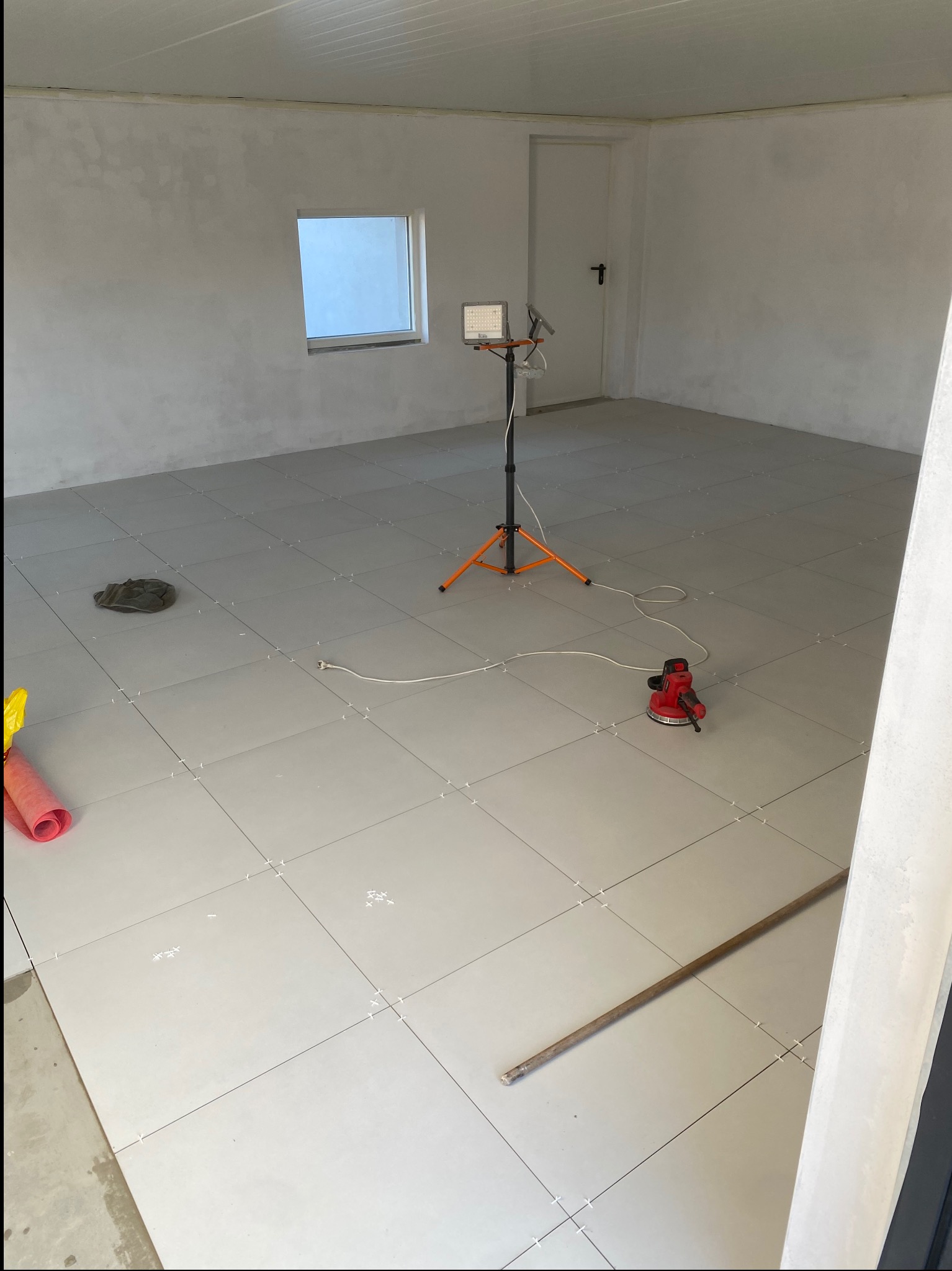 Układanie płytek 60x60 z fugą 1mm w pomieszczeniu na wynajem