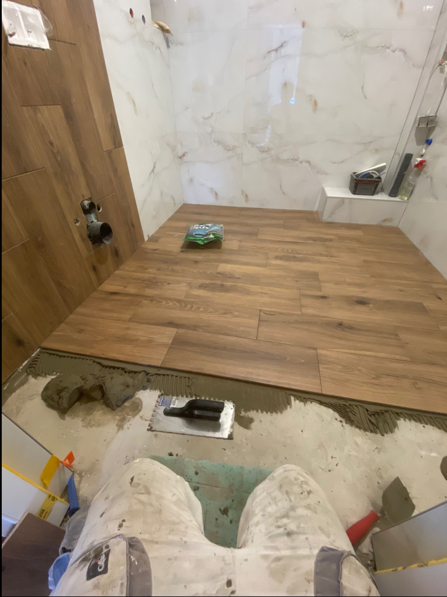 Łazienka płytki marmur z drewno, podobnymi plytkami