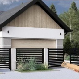 NOVA STAL SPÓŁKA Z OGRANICZONĄ ODPOWIEDZIALNOŚCIĄ - Nowoczesne ogrodzenie panelowe z poziomymi przęsłami w kolorze czarnym, zamontowane przed domem z jasną elewacją. Na pierwszym planie paczka z elementami ogrodzenia.