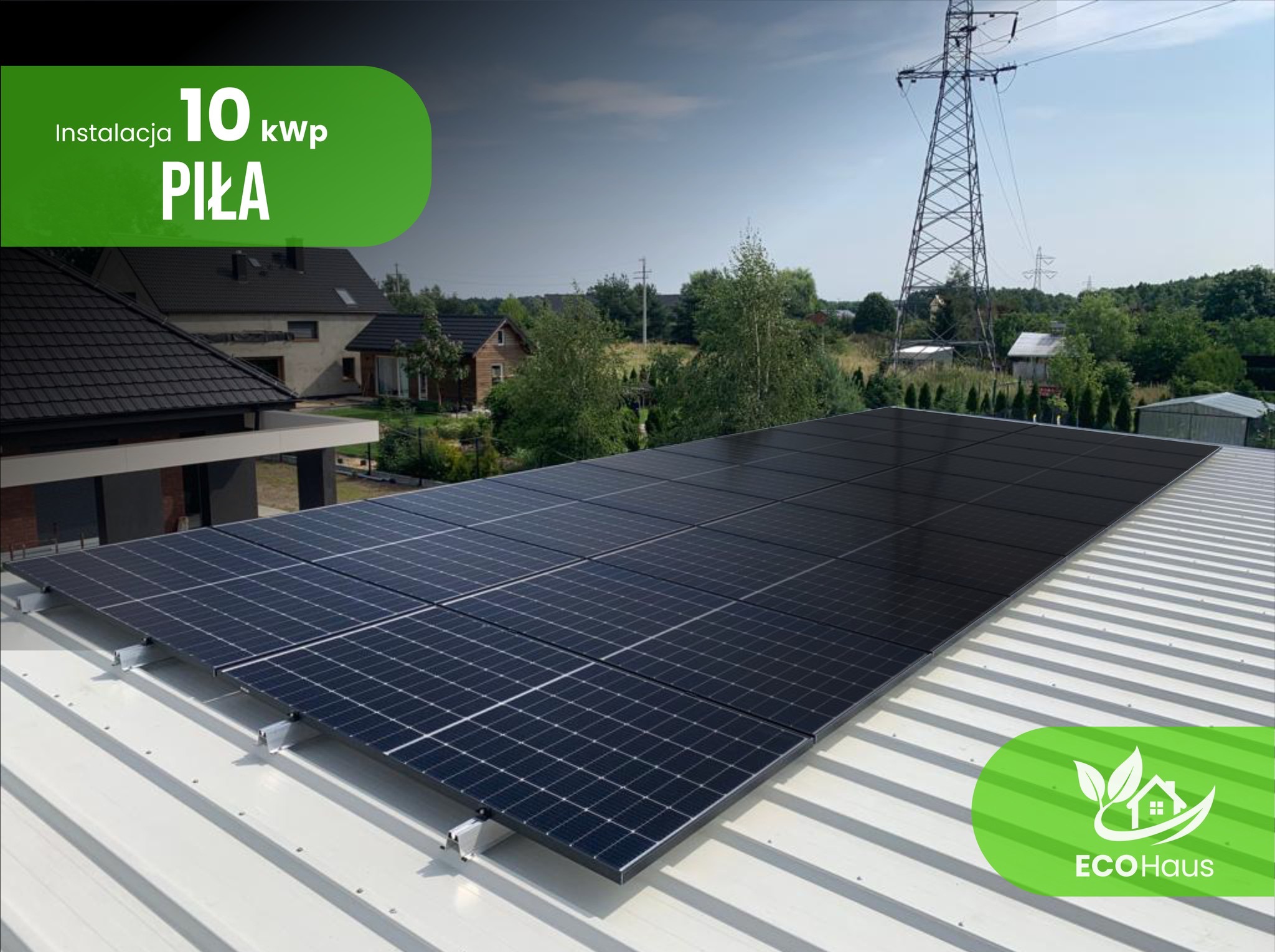 Instalacja paneli słonecznych 10 kWp na dachu w Pile, widok z góry, w tle słup wysokiego napięcia i zabudowa jednorodzinna. Logo EcoHaus w prawym dolnym rogu.
