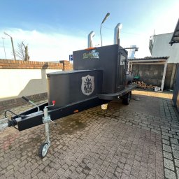 Smoker to specjalne urządzenie do powolnego wędzenia i pieczenia mięsa w niskiej temperaturze,zazwyczaj z użyciem dymu z drewna.Dzięki temu potrawy stają się soczyste i pełne aromatu.To serce prawdziwego barbecue- tam dzieje się cała magia dymu i smaku.