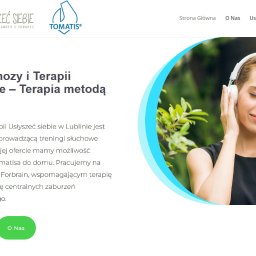 Helisa Factory Sp. z o.o. - Strona internetowa Centrum Diagnozy i Terapii Usłyszeć Siebie z Lublina. Kobieta w słuchawkach, uśmiechnięta, w tle zieleń. Treningi słuchowe metodą Tomatisa.