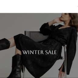 Helisa Factory Sp. z o.o. - Elegancka strona sklepu internetowego z wyprzedażą zimową. Modelka w czarnej sukience i kowbojkach pozuje na krześle. Minimalistyczny design, stonowana kolorystyka.