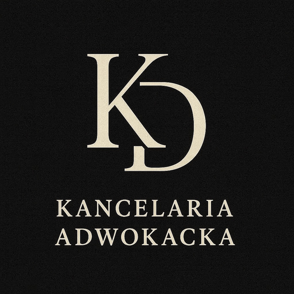 Eleganckie logo Kancelarii Adwokackiej w odcieniach beżu na czarnym tle. Minimalistyczny design z wyraźnym napisem 'KANCELARIA ADWOKACKA' poniżej.