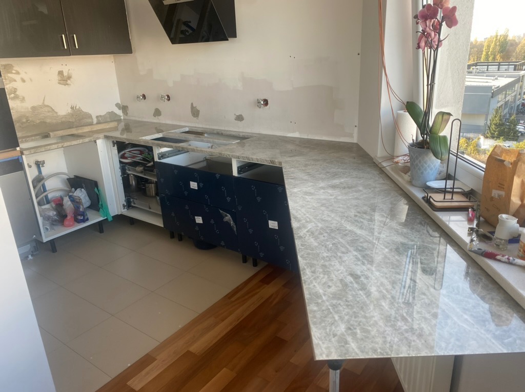 Generalny remont kuchni, włącznie z nowymi szafkami, sprzętami i blatem. Zdjęcia 'w trakcie prac' i 'po'.