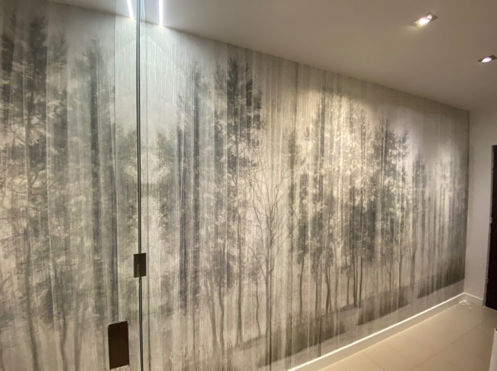 Tapeta na ścianie 'las za firanką', Kładziona systemem 'jedno cięcie na zakłądkę'