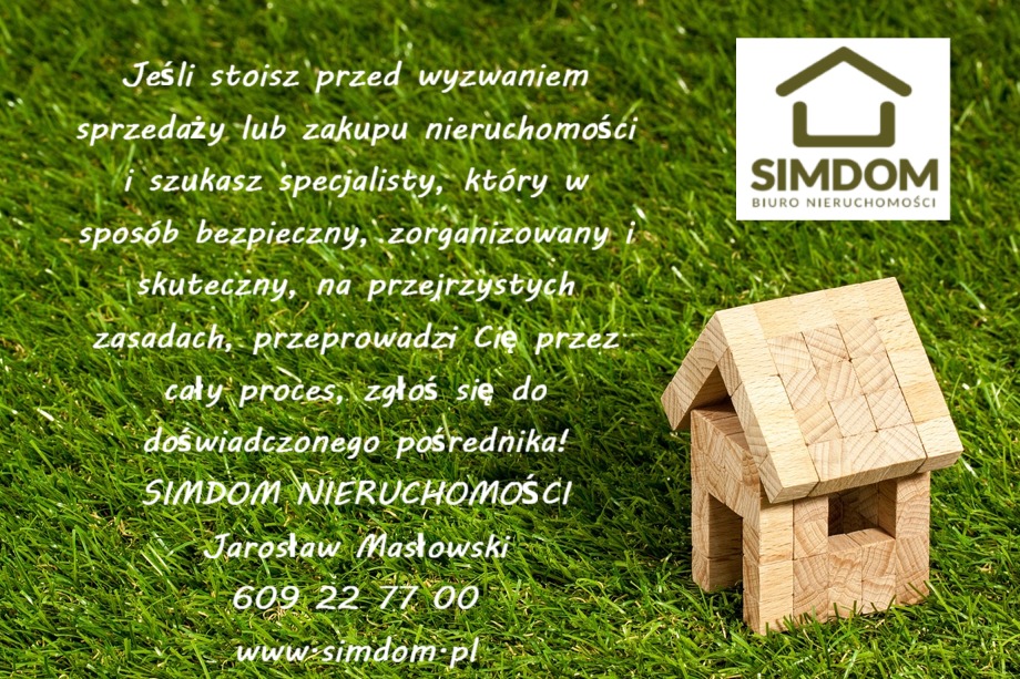 Drewniany model domu na trawie z tekstem o sprzedaży i zakupie nieruchomości oraz logo Simdom Biuro Nieruchomości. Reklama pośrednika nieruchomości.