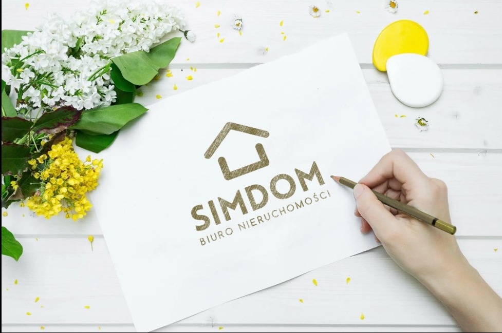 Logo SIMDOM Biuro Nieruchomości na białym tle, ozdobione kwiatami i kredką w dłoni, tworzące estetyczną kompozycję.