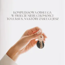 Dłoń trzyma klucze do nieruchomości na jasnym tle z napisem 'Kompleksowa obsługa w świecie nieruchomości to luksus, na który zasługujesz'.