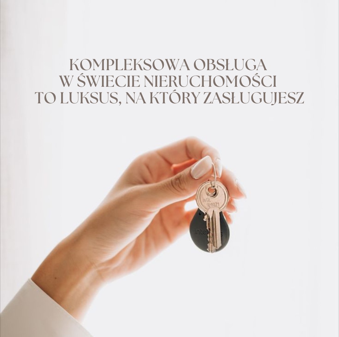 Dłoń trzyma klucze do nieruchomości na jasnym tle z napisem 'Kompleksowa obsługa w świecie nieruchomości to luksus, na który zasługujesz'.