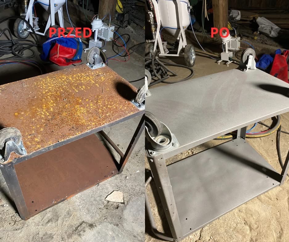 Stół warsztatowy przed i po renowacji. Po lewej zardzewiały, po prawej odnowiony, pomalowany na szaro. W tle sprzęt do piaskowania.