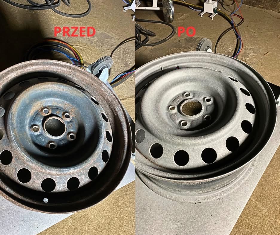 Oczyszczona felga stalowa, prezentacja efektu przed i po. Rdza usunięta, powierzchnia gładka i przygotowana do malowania. Widoczne detale konstrukcyjne.