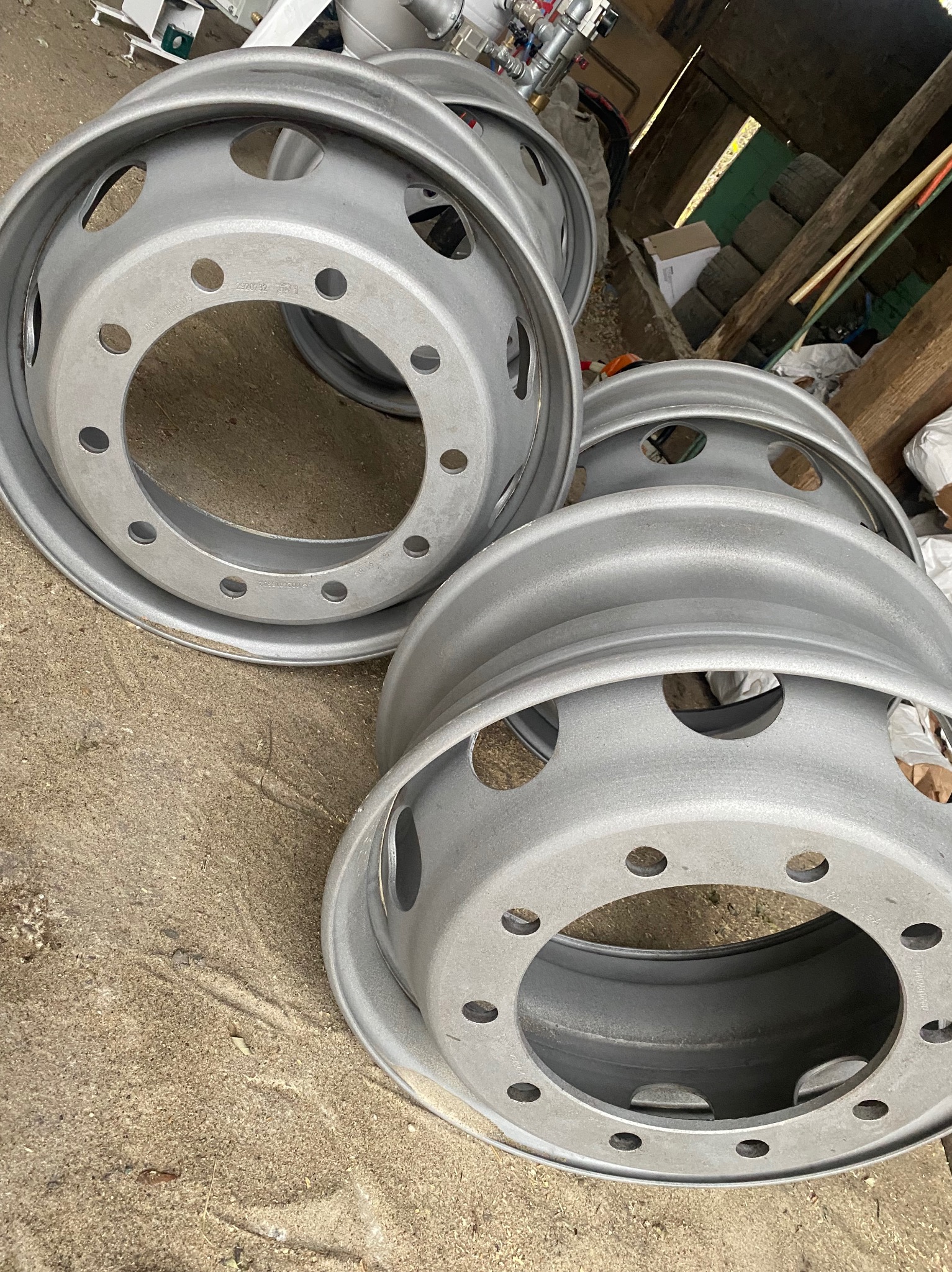 Oczyszczone felgi ciężarowe po obróbce w Orońsku. Szare, metalowe elementy z otworami, przygotowane do dalszej konserwacji. Widoczne detale powierzchni.