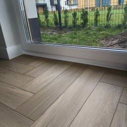 Montaż panele i listew przed podłogowych 