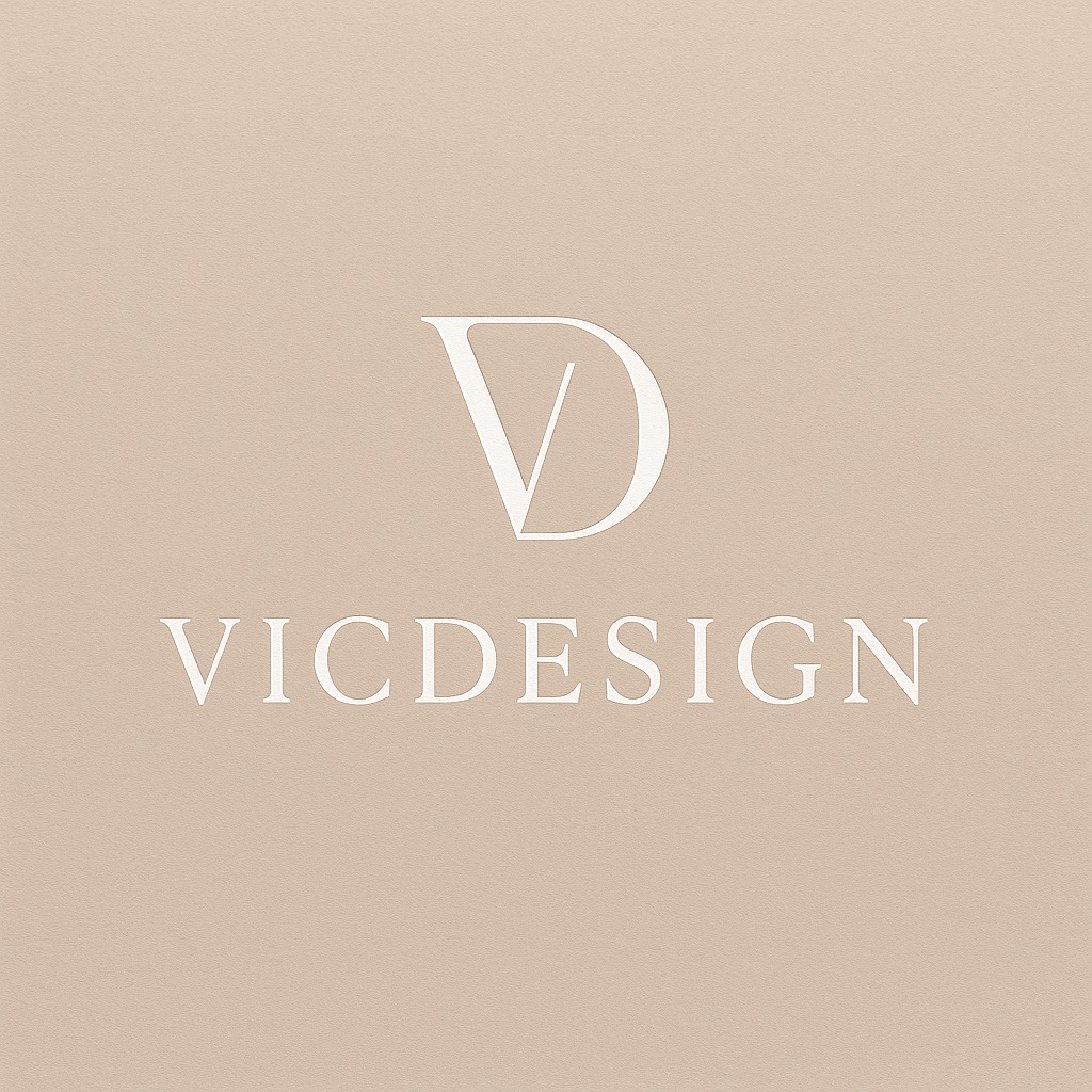 Eleganckie logo VICDESIGN w bieli na beżowym tle. Minimalistyczny design z dużą literą 'V' i nazwą firmy poniżej. Subtelna tekstura tła.