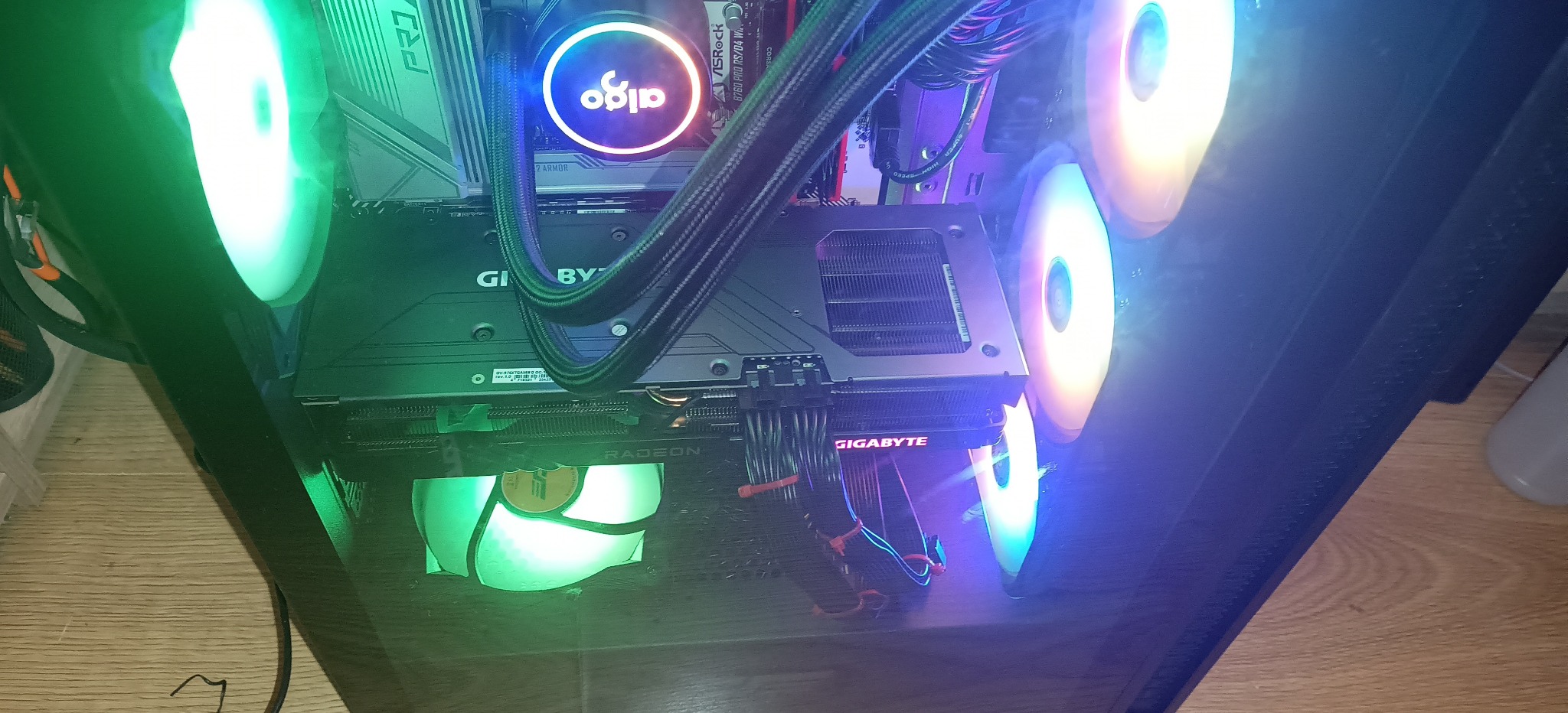 Wnętrze komputera stacjonarnego z podświetleniem LED, widoczna karta graficzna Gigabyte Radeon i chłodzenie AIO w Warszawie. Sprzęt gamingowy.