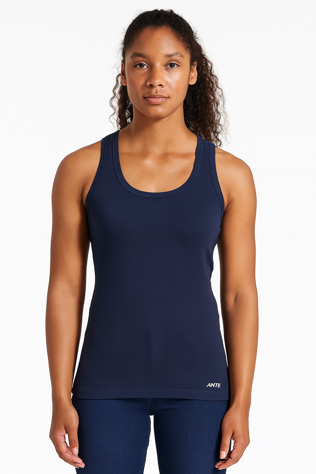 Kobieta prezentuje granatowy top sportowy z logo 'ANTE' na białym tle. Ujęcie centralne, skupione na górnej części ciała, podkreśla krój i materiał odzieży.