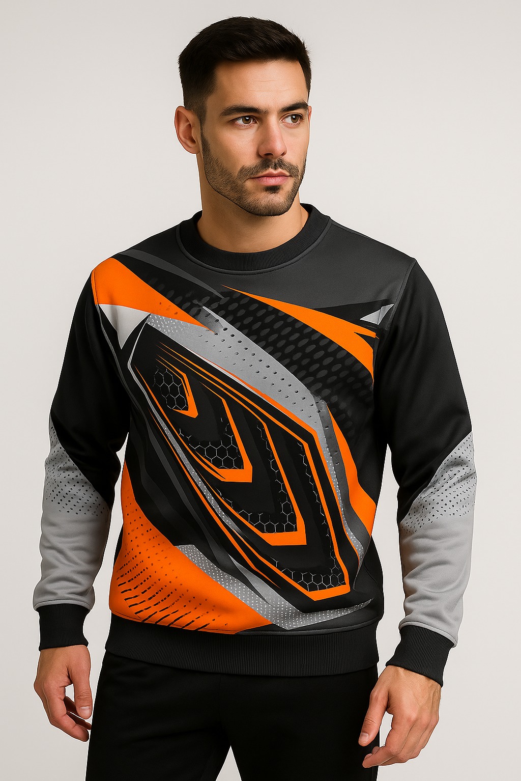 Męska bluza dresowa z abstrakcyjnym wzorem w odcieniach pomarańczy, szarości i czerni, prezentowana na modelu w Podulach. Nowoczesny design.