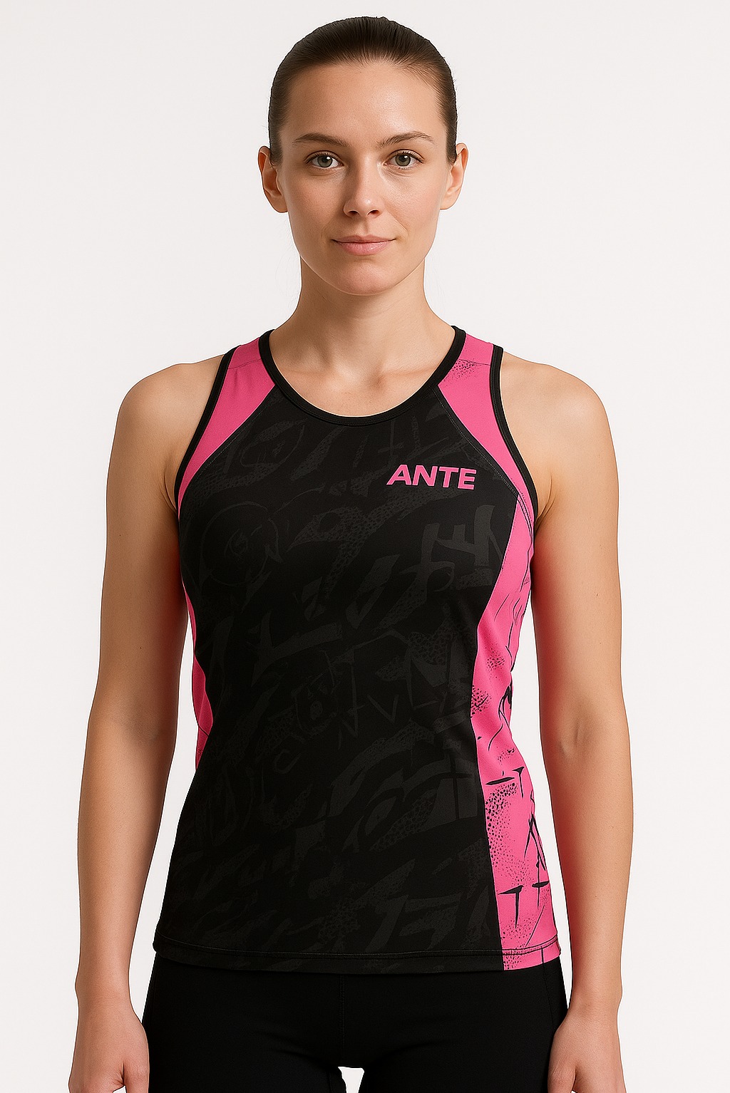 Kobieta w czarno-różowej sportowej koszulce bez rękawów z napisem 'ANTE' na piersi, na białym tle. Ujęcie centralne, oświetlenie studyjne.
