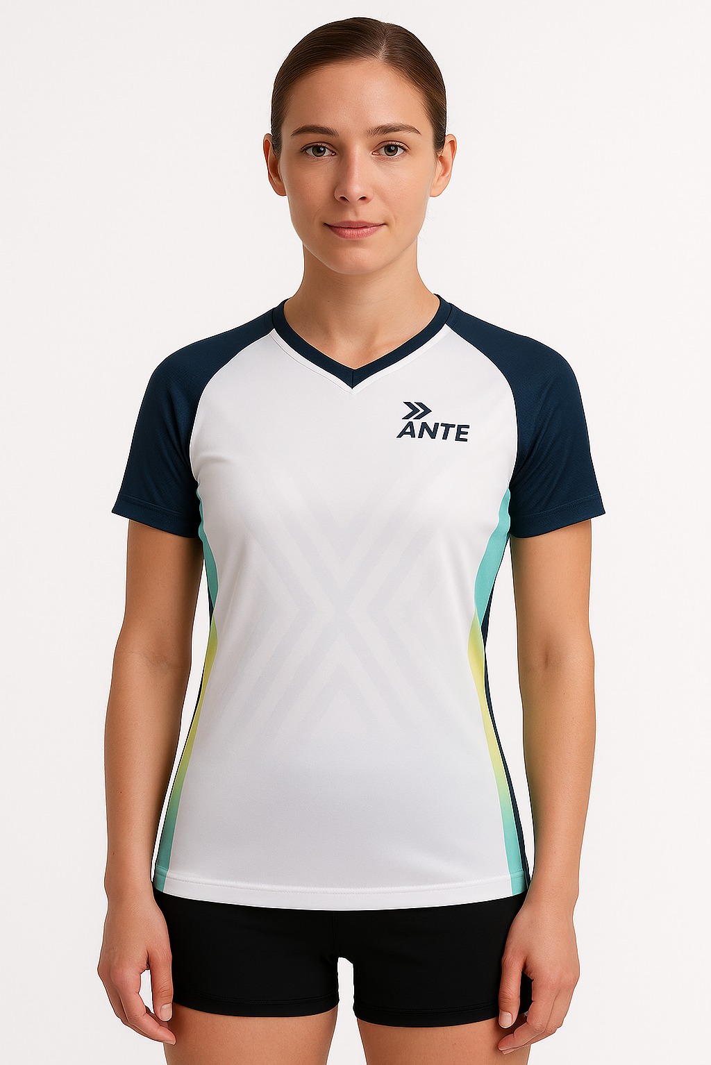 Kobieta prezentuje białą koszulkę sportową z granatowymi rękawami i logo 'ANTE', z subtelnym wzorem w romby i kolorowymi paskami po bokach na białym tle.