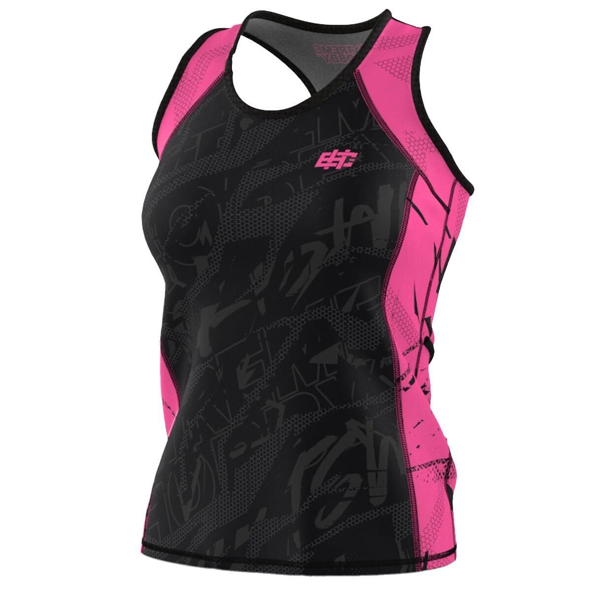 Czarno-różowa, sportowa koszulka damska bez rękawów z abstrakcyjnym wzorem, widoczna z boku, na białym tle. Detal wykończenia i krój podkreślają sportowy charakter.