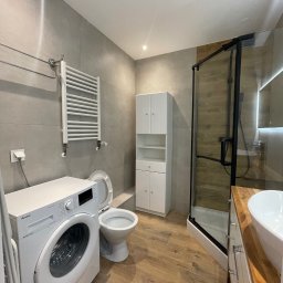 Realizacja w Poznaniu 🏠
Mała podróż w czasie – z klimatu greckiej łaźni do nowoczesnego wnętrza.
Łazienka i korytarz po konkretnej metamorfozie, która całkowicie odmieniła charakter tej przestrzeni.